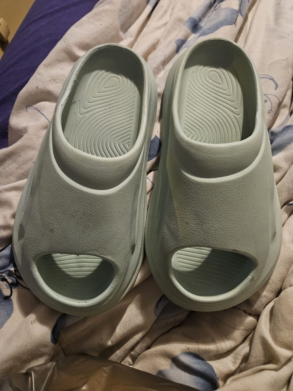 Minimalist Foam Slide Sandals in Mint